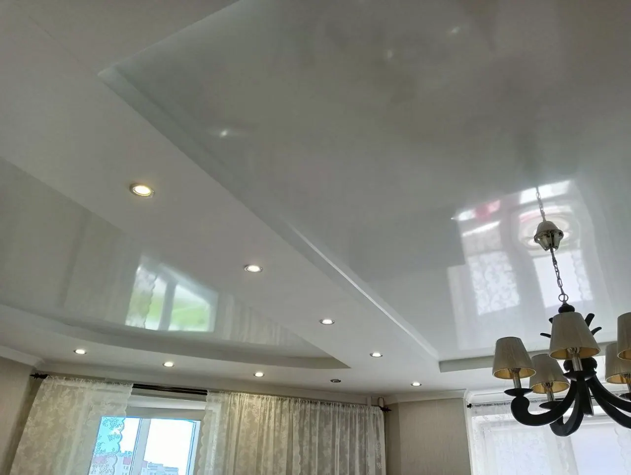 Глянцевый потолок с точечными светильниками — Мытищи, микрорайон 17а, к5, фото 4