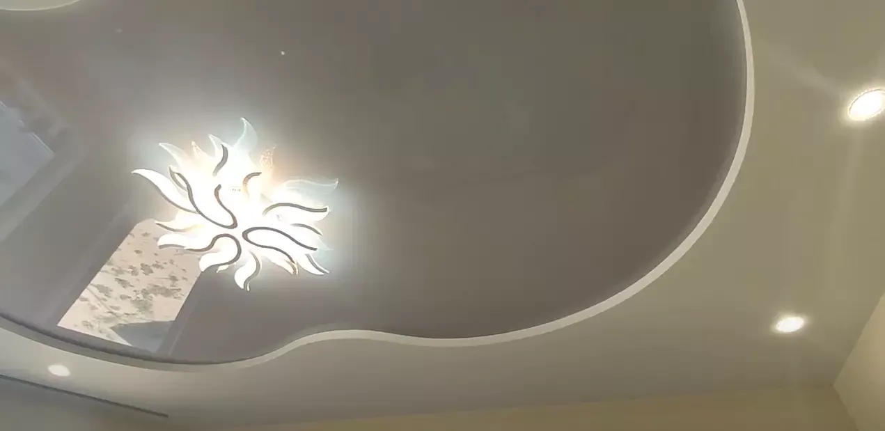 Серый натяжной потолок в гостиную — Мытищи, Разведчика Абеля, 1, фото 3